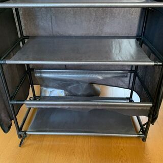 沢山の衣類や小物をスッキリと収納できるラックの画像