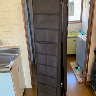 沢山の衣類や小物をスッキリと収納できるラックの画像