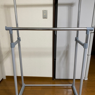 高さが変えられるハンガーラックの画像