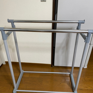 高さが変えられるハンガーラックの画像