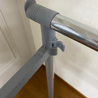 高さが変えられるハンガーラックの画像