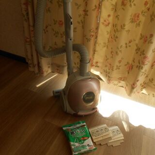サンヨー掃除機、新品紙バック付き。の画像