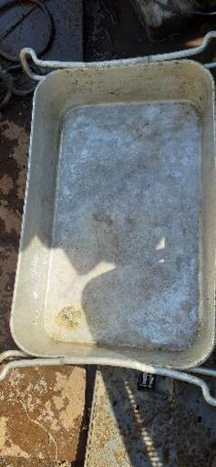アルミ製の水もたまる容器です