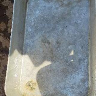 アルミ製の水もたまる容器です