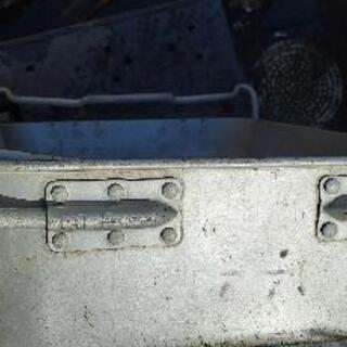 アルミ製の水もたまる容器ですの画像
