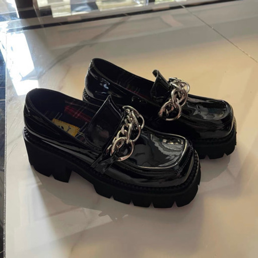黒いアップ靴