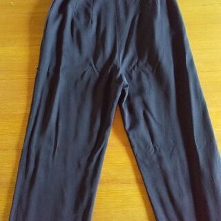 美品 ワールド製 黒パンツの画像