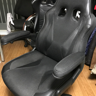 取引中です。形は異なりますがもう1脚出品したますのでご覧下さい。ゲーミングチェア椅子イス格安早い者勝ち10月9日土曜迄引取り可能な方値引きします‼️パソコンゲーム勉強ビジネスの画像