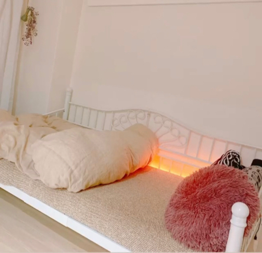 ソファーとしても使える大人可愛いアイアンベッド。