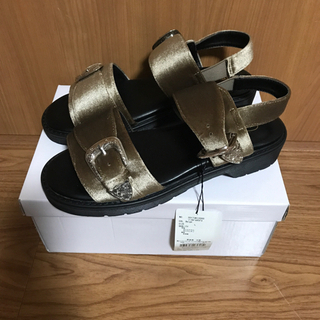バックルベルトサンダルの画像