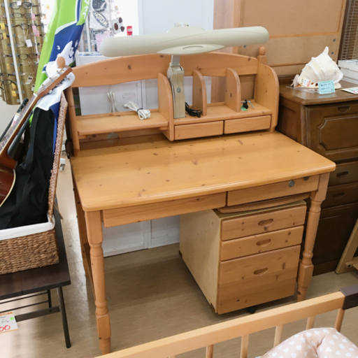 学習机✨デスクライト・3段脇机付き✨カギありタイプ✨使いやすいシンプルデザイン✨中古品　　【こちらは店舗です。浜村鹿野温泉ICから3分  買取本舗 宮本リサイクル  営業時間９～１９時  定休日水曜のみ←連絡できませんm(_ _)m】