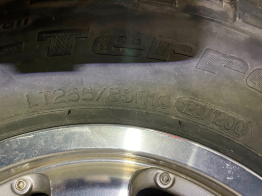 スパイクタイヤ　BFgoodrich KM2マッドテレーン　255/85/16インチ　ランクル80で使用