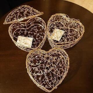 ☆こちら受け渡しの方決まりました！今日14:30頃までのご連絡で！新品です♥️ハート型の入れ物3つセットで！(一つでしたら200円)の画像