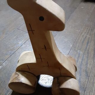木のキリンの玩具