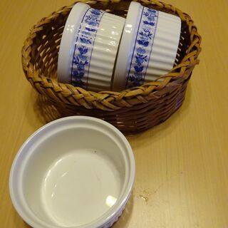 【未使用品】バスケット（小）＆ココット皿３この画像