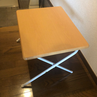 折りたたみテーブルの画像