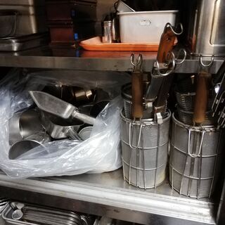 ※完売しました※　　　【厨房機器】大型冷凍庫・焼き台（たこ焼き/たい焼き など）・寸胴・棚・容器・調理用具 などの画像