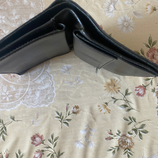 プラダ、二つ折り財布の画像