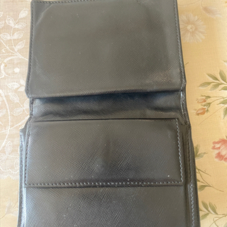 プラダ、二つ折り財布の画像