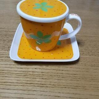 蓋つきカップとソーサー