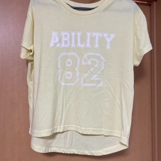 黄色のTシャツ