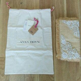 DEICY【Anya bryn】デイシー アーニャ・ブリン ベージュ大きめクラッチバッグ パーティーバッグの画像