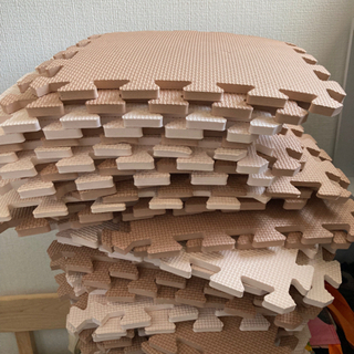 30×30㎝ジョイントマット37枚　※うち15枚、家具跡ペン穴あり