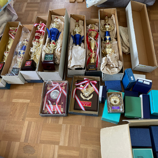 中古のトロフィーや盾