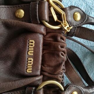 MIU MIU のバックと財布のセットの画像