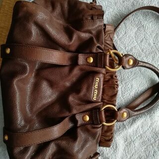 MIU MIU のバックと財布のセットの画像