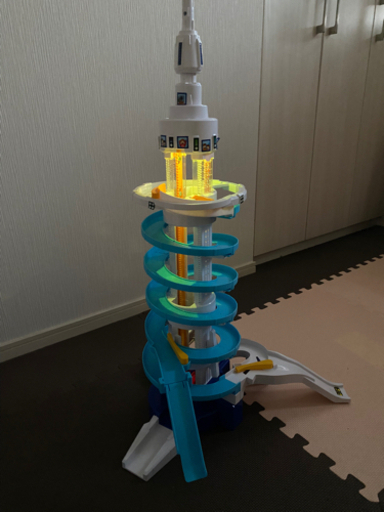 デラックストミカタワーとトミカ16台