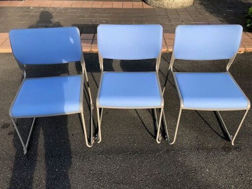 青い椅子　３つ