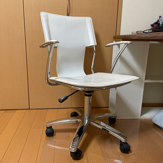 中古 >>アーム付きチェア（座面高調整機能付き） +樹脂マット