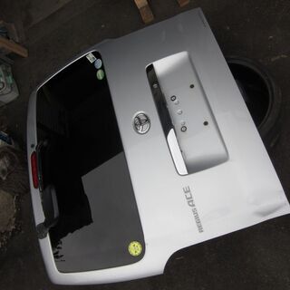 リアハッチ　200系ハイエース　中古（ゆがみ有り）差し上げます！...
