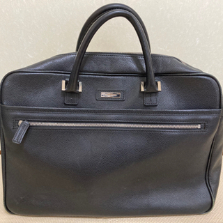 バーバリーのメンズの革バッグを差し上げます。