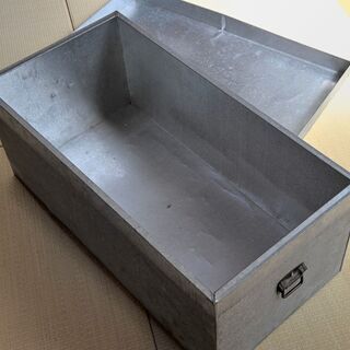年末の整理に活躍！トタン箱収納でお探しに方に…趣向ある昔のままのトタンでつくるケース箱です♪【お引き取り限定】の画像