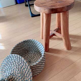 古材スツールと自然素材かごのセット