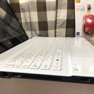 特Ａランク美品キーボード新品・Ｗｅｂカメラ内蔵💗高速ｉ５第七世代/爆速ＳＳＤ２４０ＧＢ/メモリ４ＧＢ💗人気のエクストラホワイト/Ｗｉｎ１０/Office2019付/15.6ｲﾝﾁ/無線ＬＡＮ/ＤＶＤ・ＣＤ再生ソフト付　No.2010004の画像