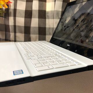 特Ａランク美品キーボード新品・Ｗｅｂカメラ内蔵💗高速ｉ５第七世代/爆速ＳＳＤ２４０ＧＢ/メモリ４ＧＢ💗人気のエクストラホワイト/Ｗｉｎ１０/Office2019付/15.6ｲﾝﾁ/無線ＬＡＮ/ＤＶＤ・ＣＤ再生ソフト付　No.2010004の画像