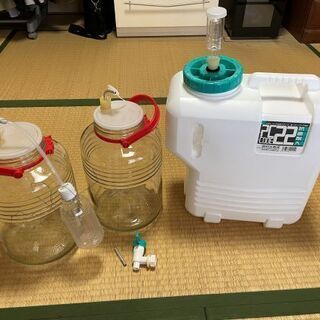 再値下げしました　手作りビール道具　８L梅ビン2個　２２Lタンク　プラグ、エアーロックあり　手渡し希望の画像