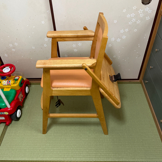 木製ベビーチェアの画像