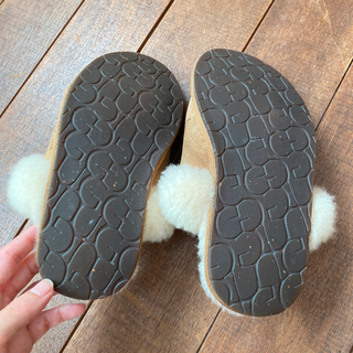 【値下げしました‼️】【定価13,200円】UGG ムートンスリッパ（レディース、24㎝）の画像