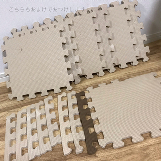 【売却済　ニトリ　30×30cmサイズ Nパズルマット55枚＋おまけ付　ジョイントマットの画像