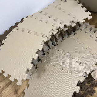 【売却済　ニトリ　30×30cmサイズ Nパズルマット55枚＋おまけ付　ジョイントマットの画像