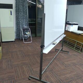 ホワイトボード③  コクヨ製 大きさは( 中 )となりますの画像