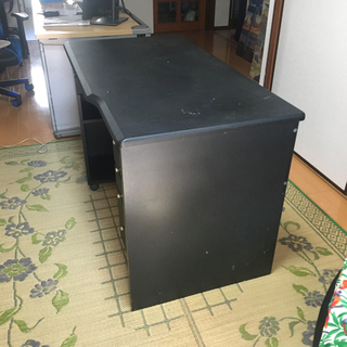 机とサイドテーブル2個の画像