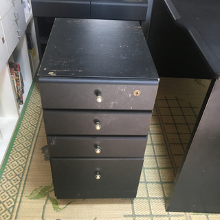 机とサイドテーブル2個の画像