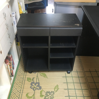 机とサイドテーブル2個の画像