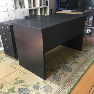 机とサイドテーブル2個の画像