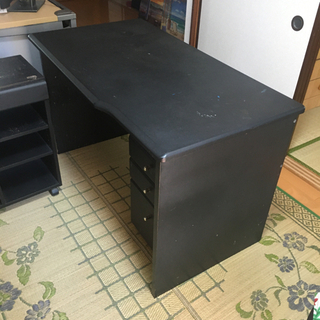 机とサイドテーブル2個の画像